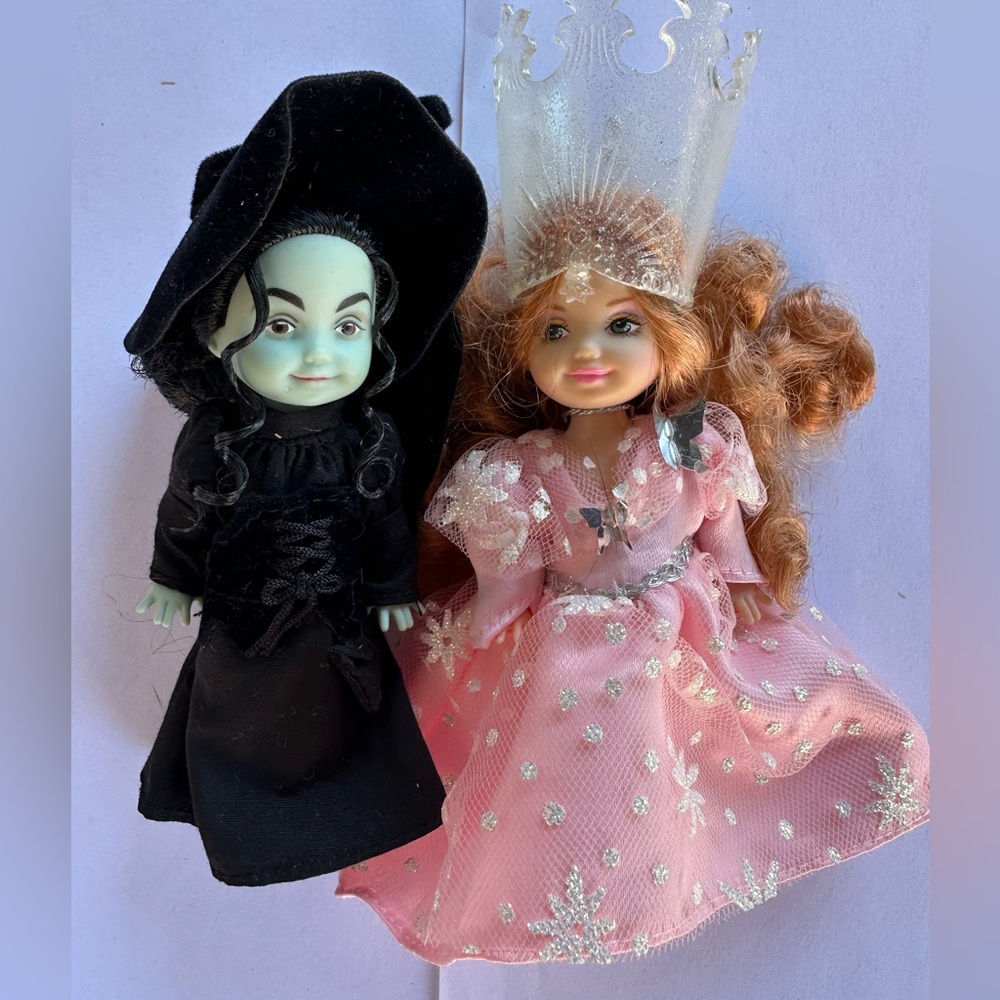 Kelly and friends as Wizard of Oz characters including Glinda and Elphaba